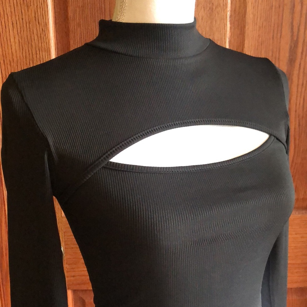 3/$20 NEW LISTING! Mock Neck Cut out Crop Top - Picture 7 of 7